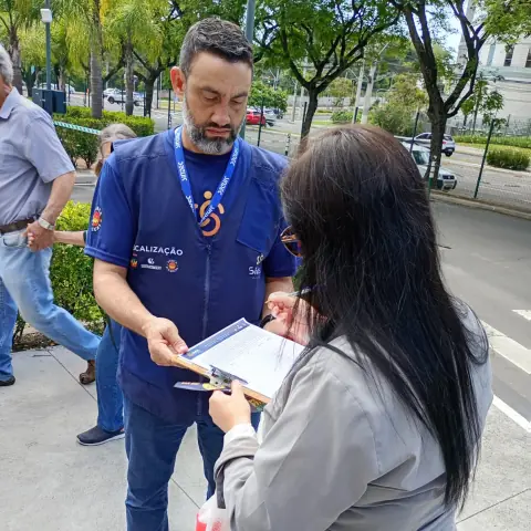 Fiscal colhendo as assinaturas