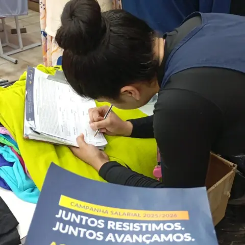 Comerciária assinando o referendo