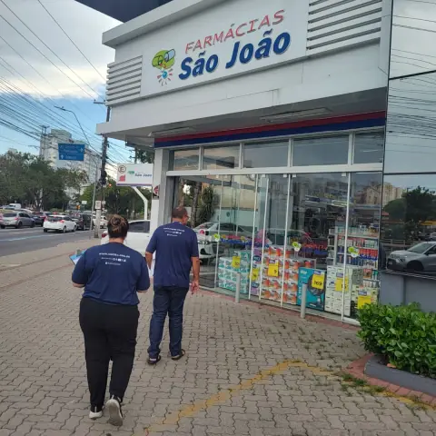 Dois fiscais do sindicato indo numa farmácia